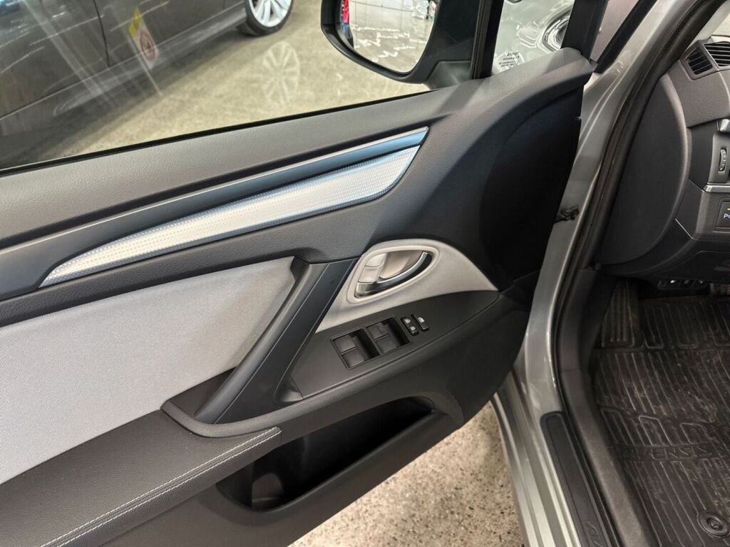 Toyota Avensis 2016 Harmaa