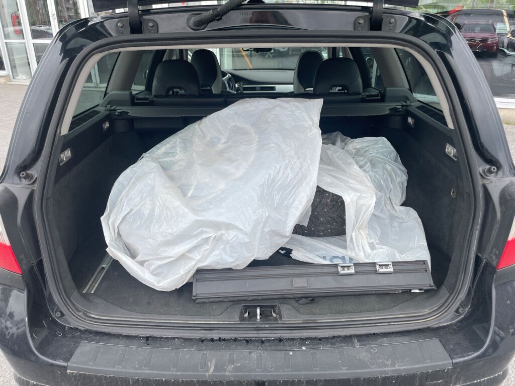 Volvo V70 2010 Musta