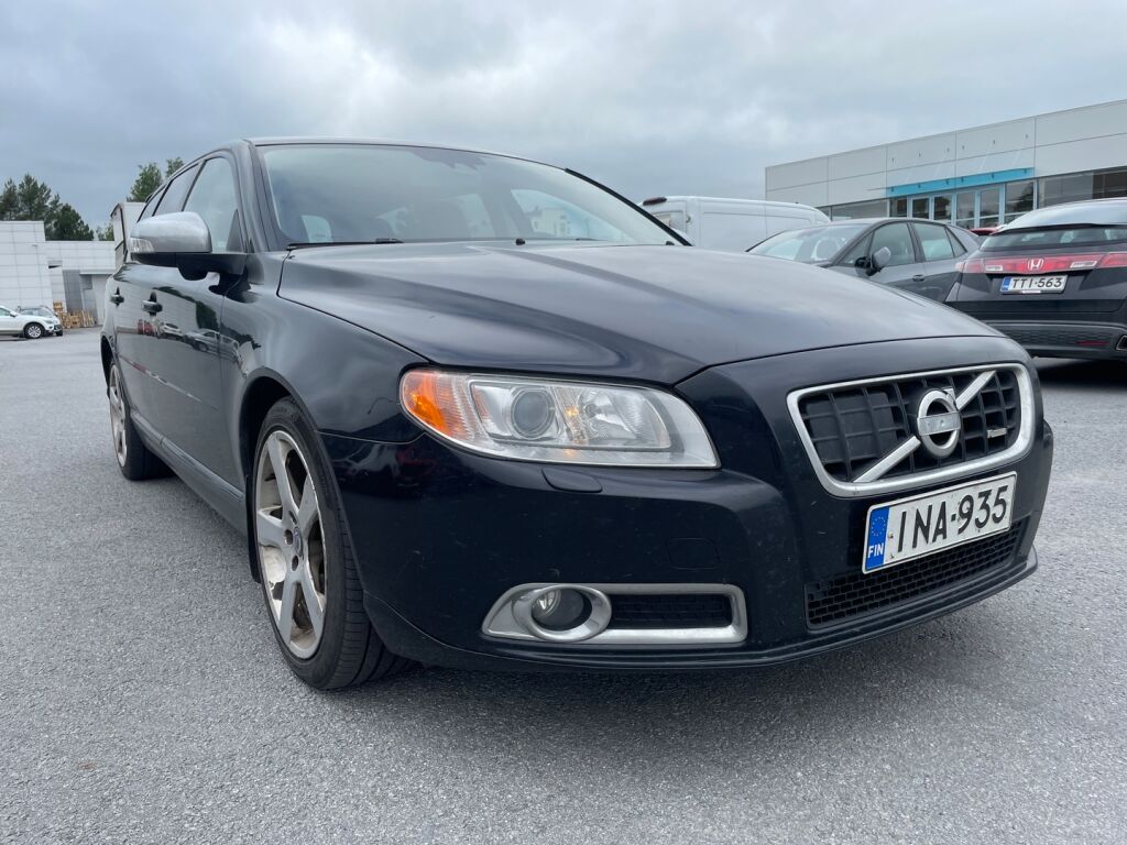 Volvo V70 2010 Musta