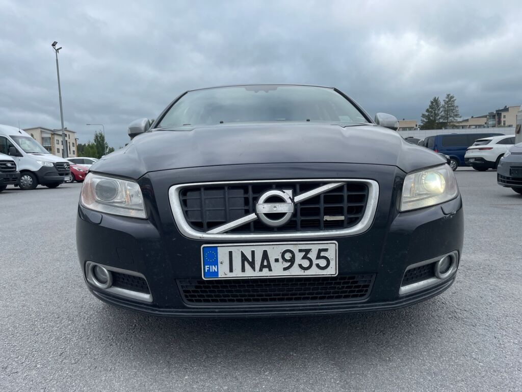 Volvo V70 2010 Musta