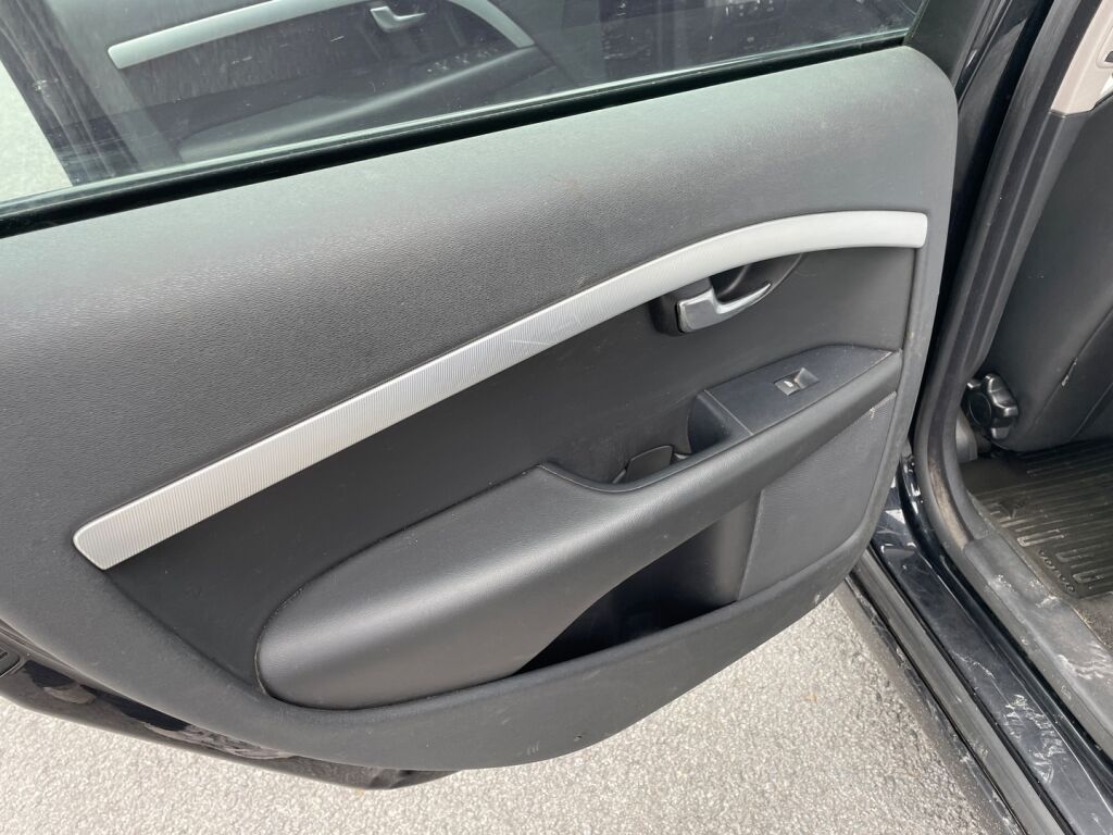 Volvo V70 2010 Musta