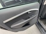 Volvo V70 2010 Musta