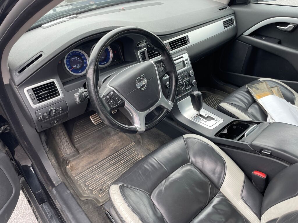 Volvo V70 2010 Musta