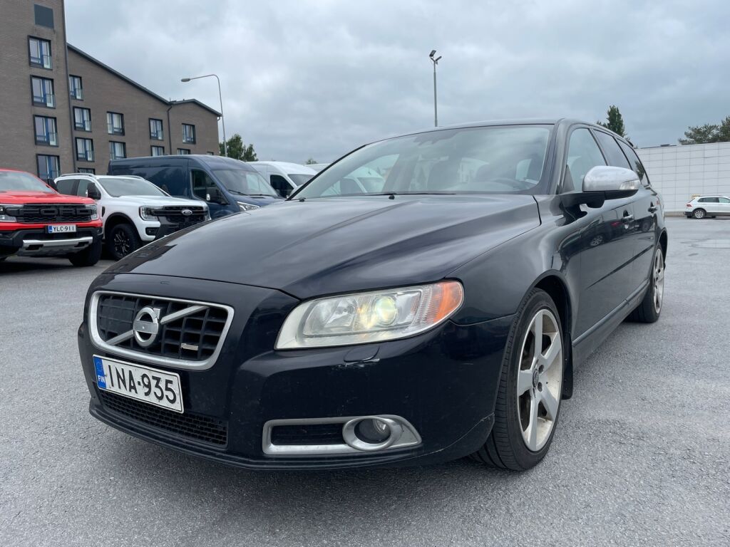 Volvo V70 2010 Musta