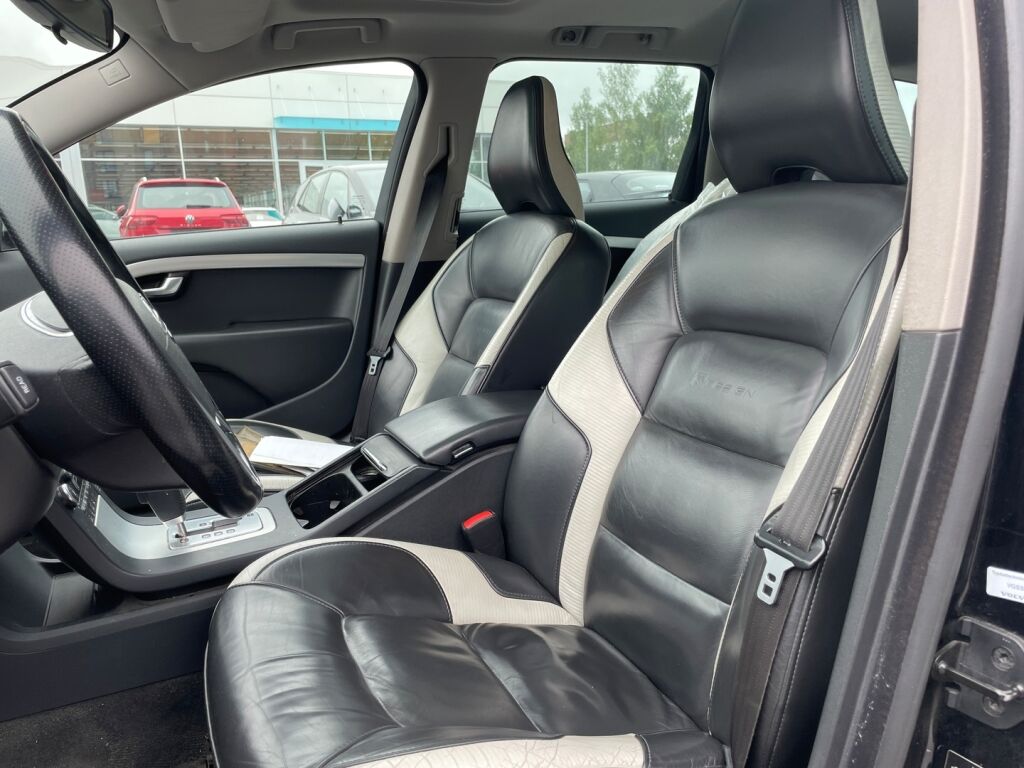 Volvo V70 2010 Musta
