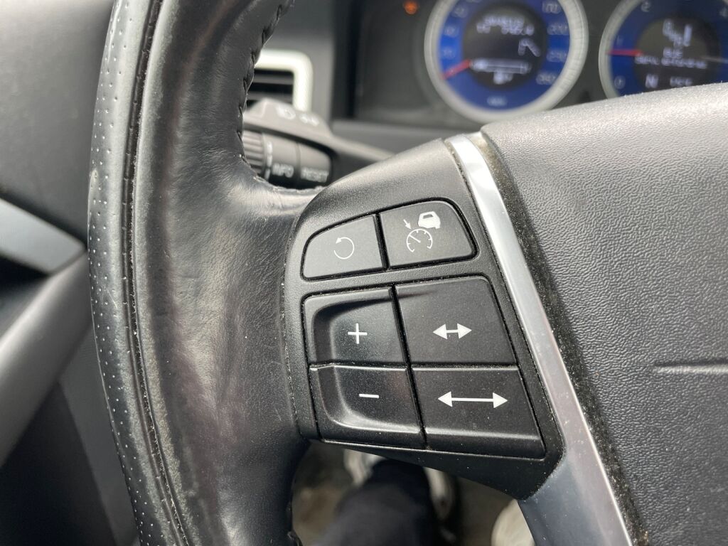 Volvo V70 2010 Musta