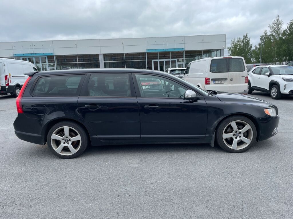 Volvo V70 2010 Musta