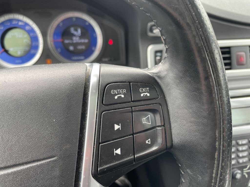 Volvo V70 2010 Musta