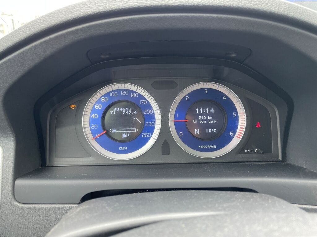Volvo V70 2010 Musta