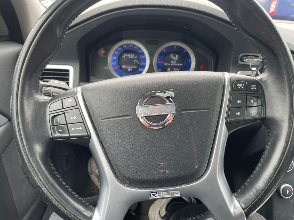 Volvo V70 2010 Musta