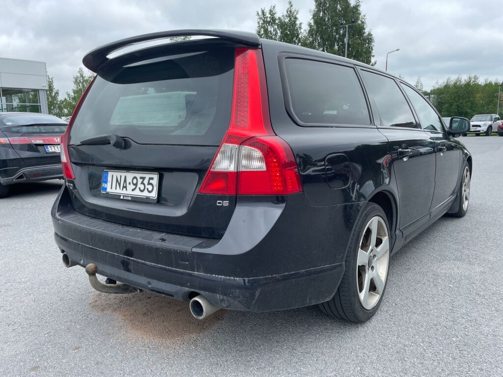 Volvo V70 2010 Musta
