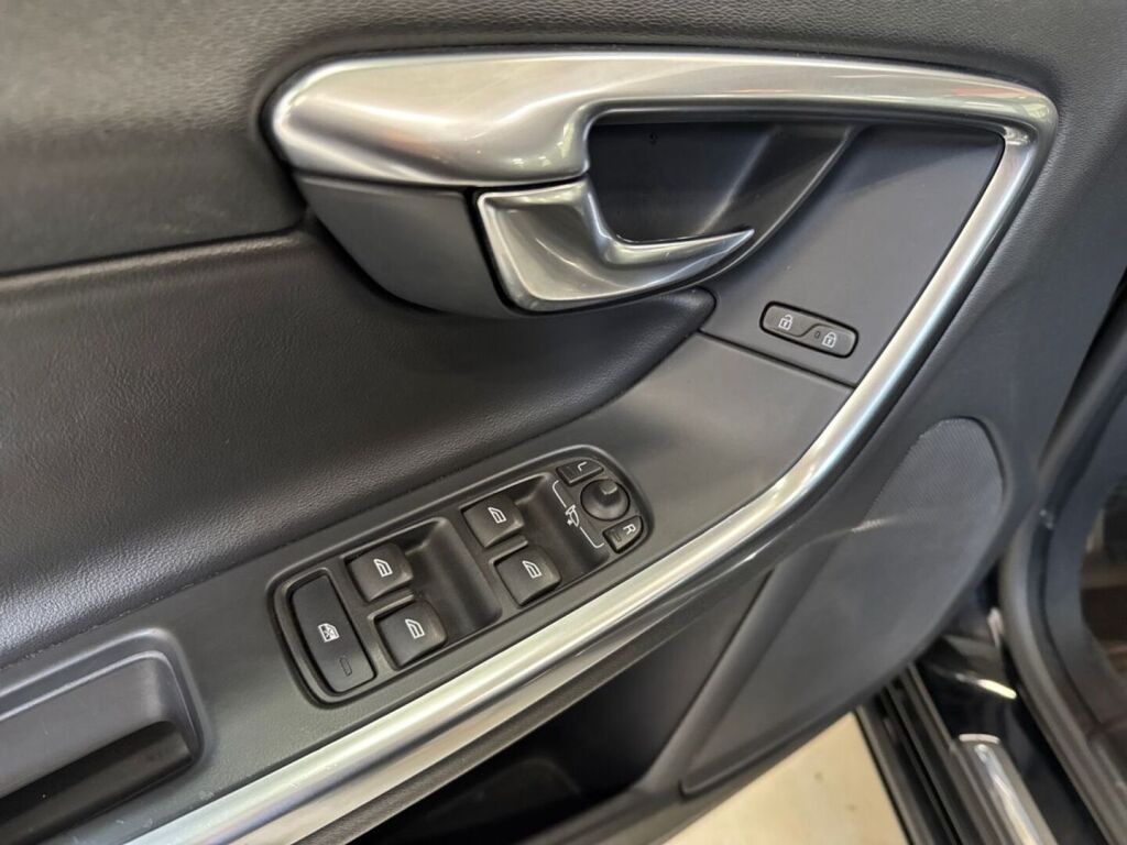 Volvo S60 2014 Musta