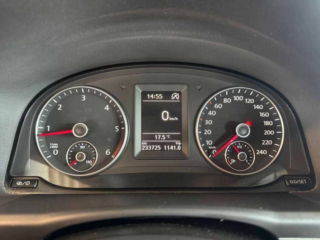 Volkswagen Touran 2014 Metallinhohto Punainen