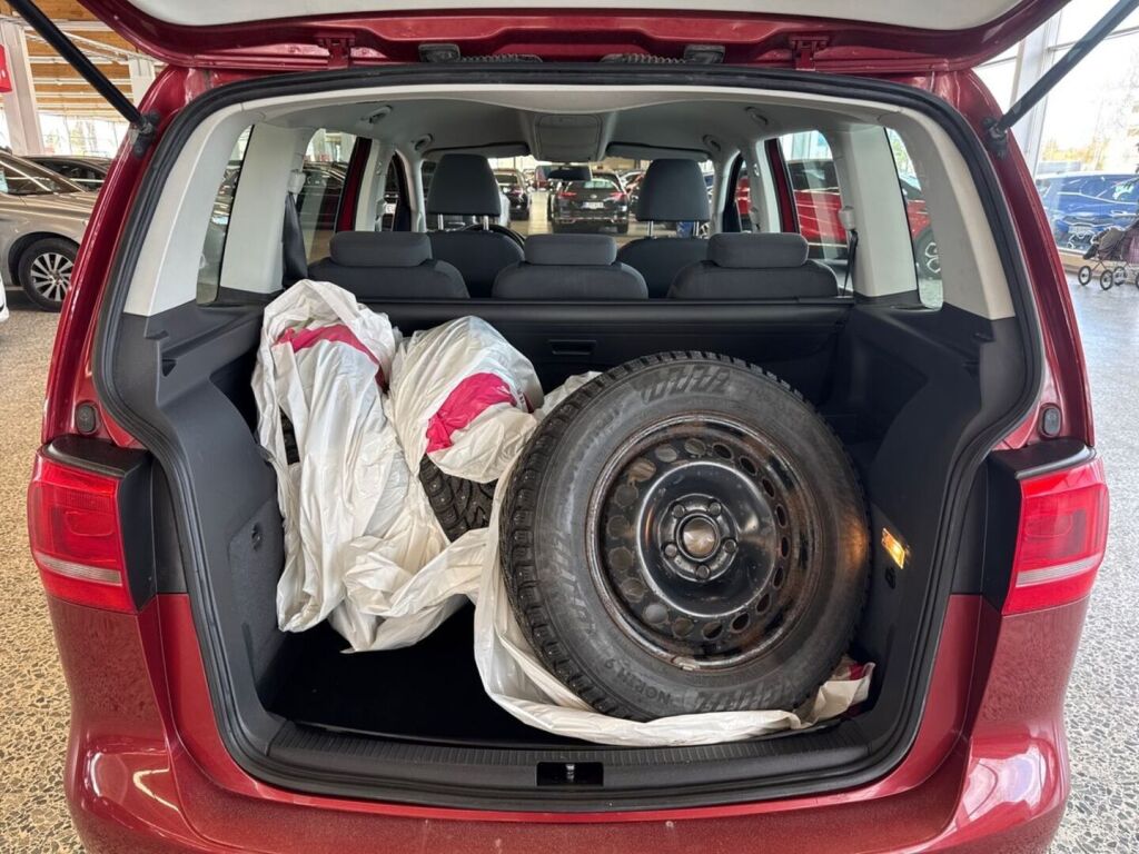 Volkswagen Touran 2014 Metallinhohto Punainen