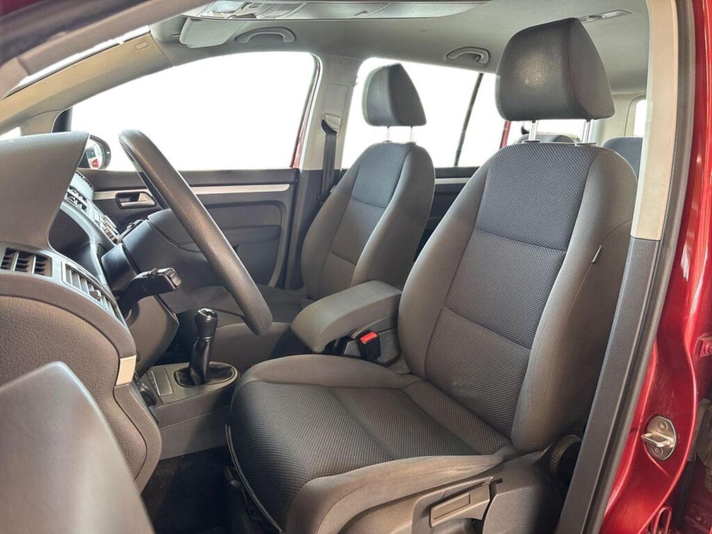 Volkswagen Touran 2014 Metallinhohto Punainen