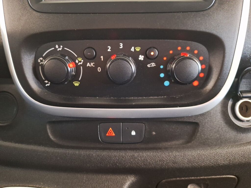 Nissan NV300 2016 Valkoinen