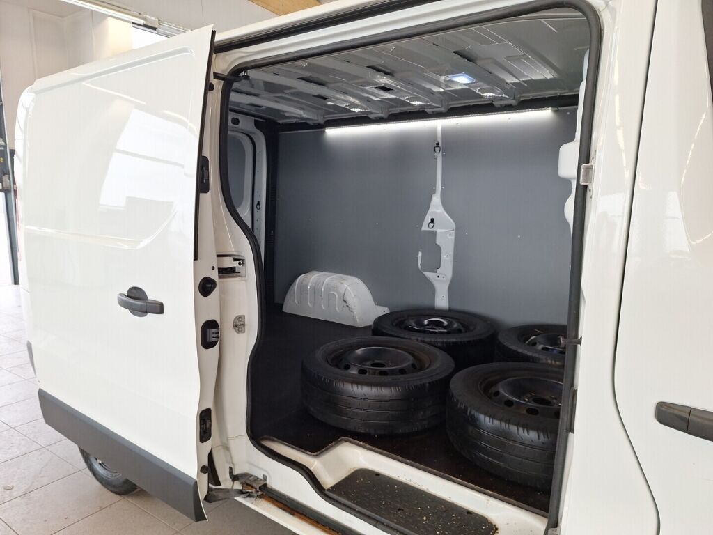 Nissan NV300 2016 Valkoinen