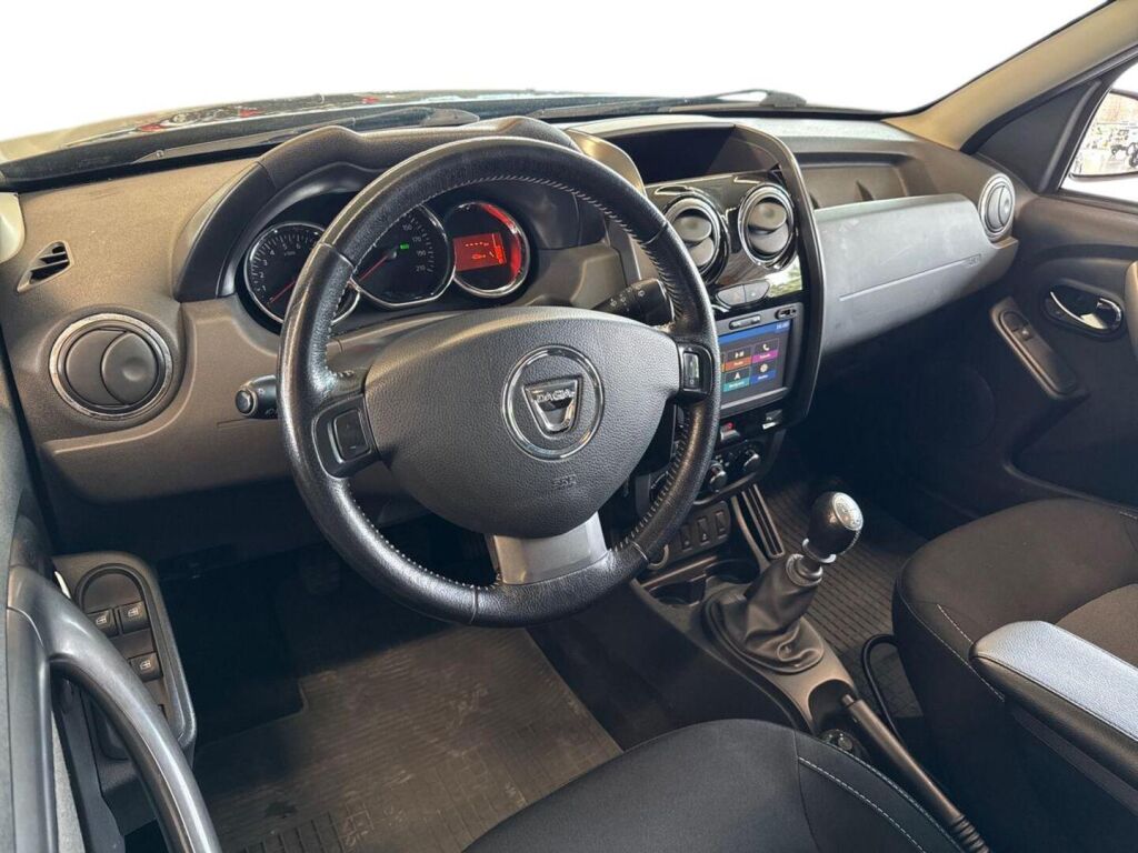 Dacia Duster 2016 Musta