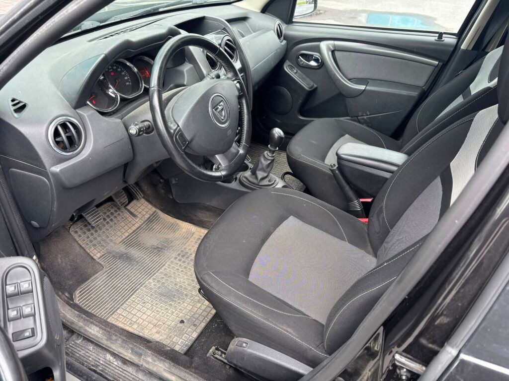 Dacia Duster 2016 Musta