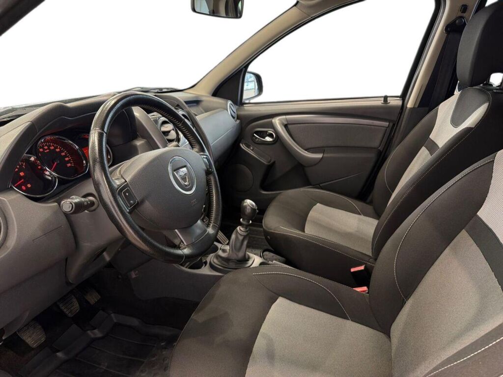 Dacia Duster 2017 Musta