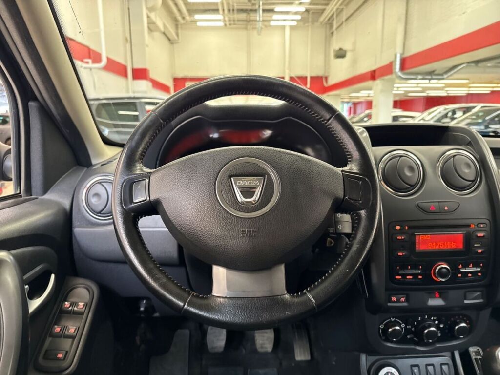 Dacia Duster 2016 Musta