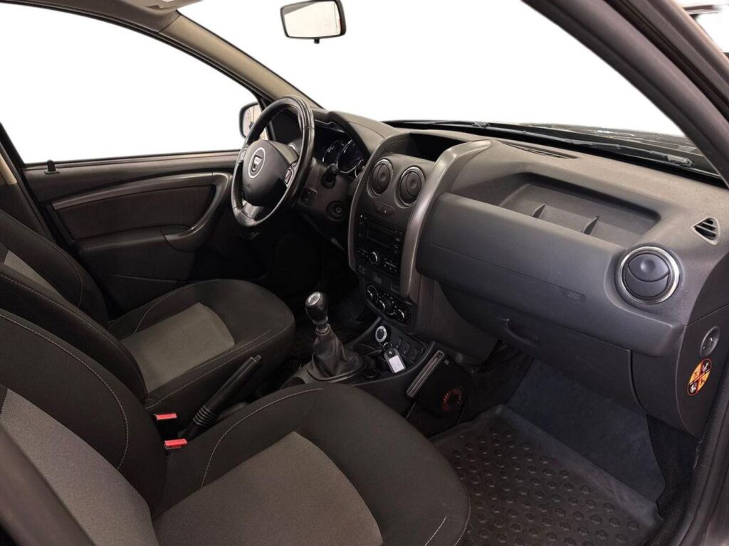 Dacia Duster 2016 Musta