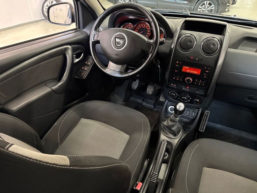 Dacia Duster 2016 Musta