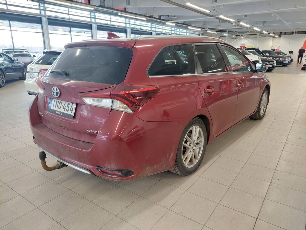Toyota Auris 2017 Punainen