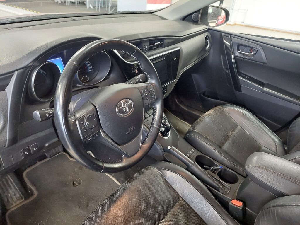 Toyota Auris 2017 Punainen
