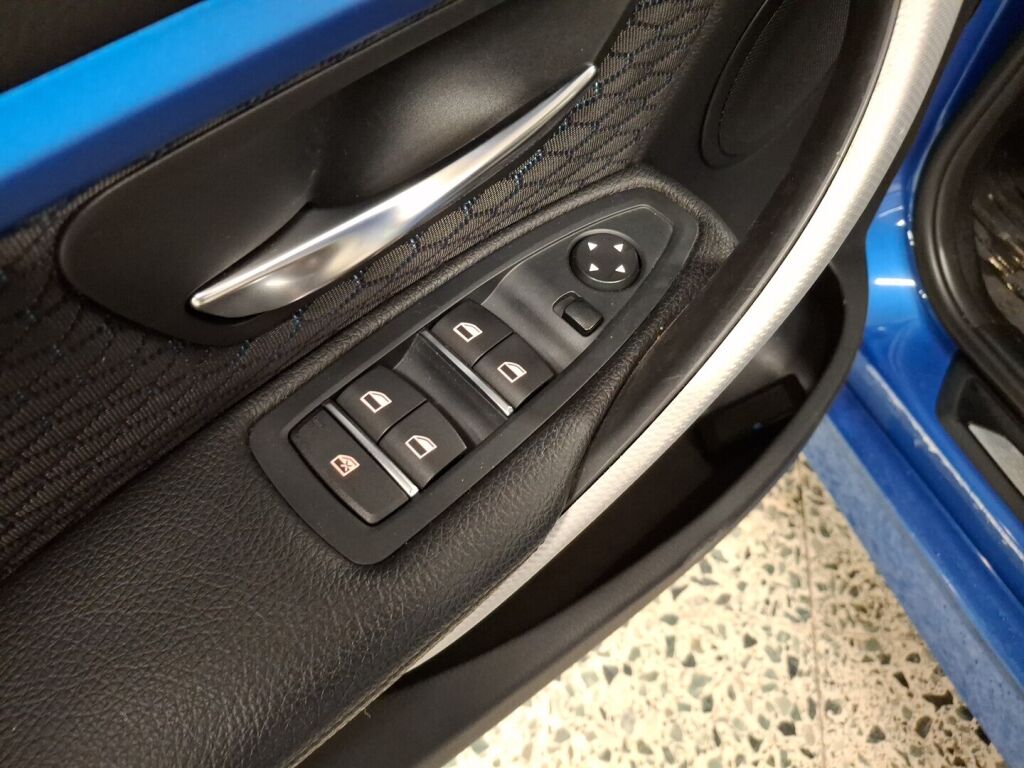 BMW 330 2017 Sininen