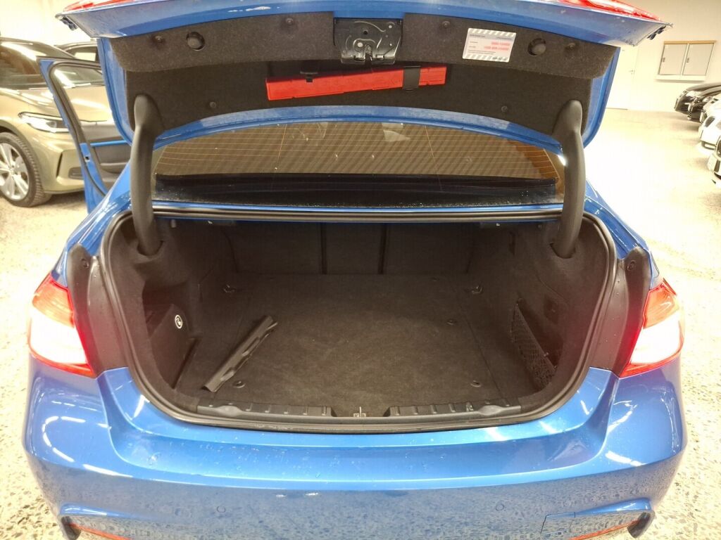 BMW 330 2017 Sininen