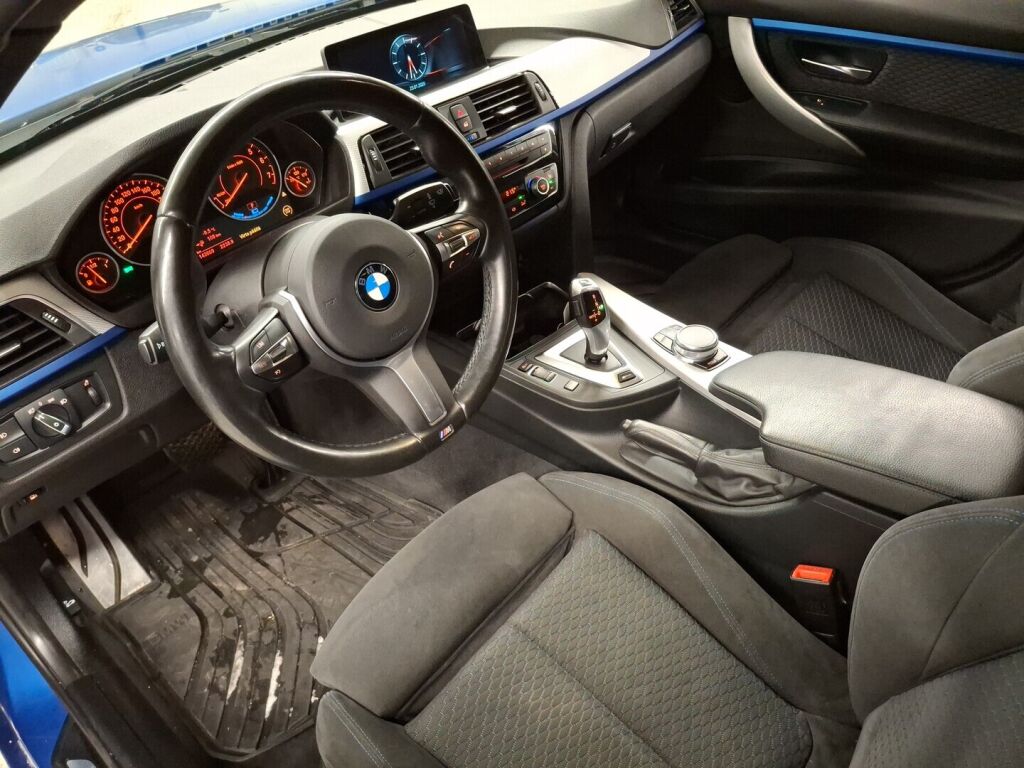 BMW 330 2017 Sininen