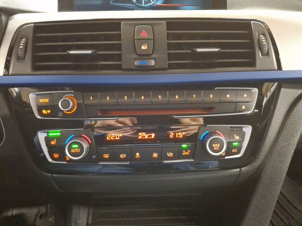 BMW 330 2017 Sininen