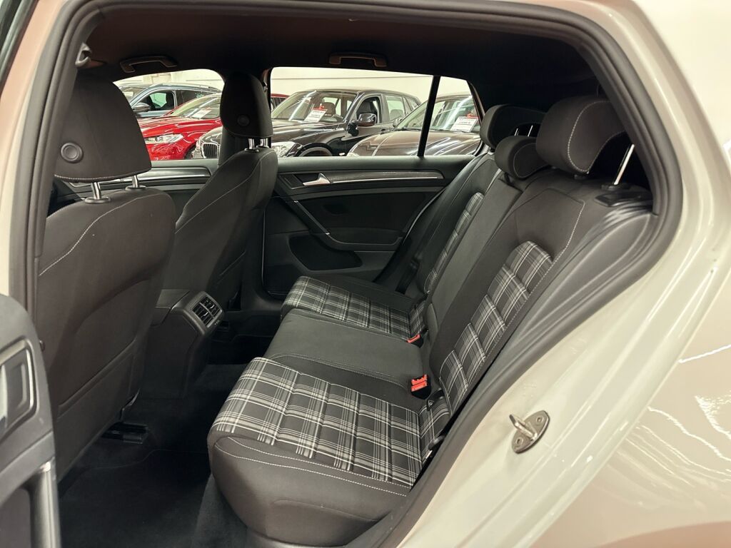 Volkswagen Golf 2017 Valkoinen