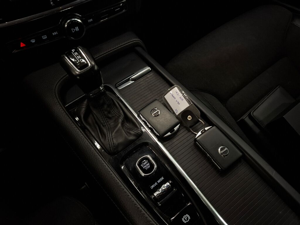 Volvo V90 2018 Musta