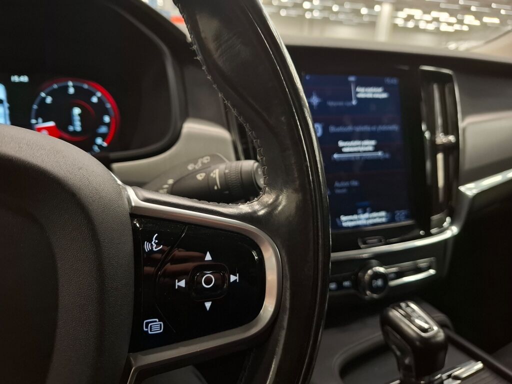 Volvo V90 2018 Musta