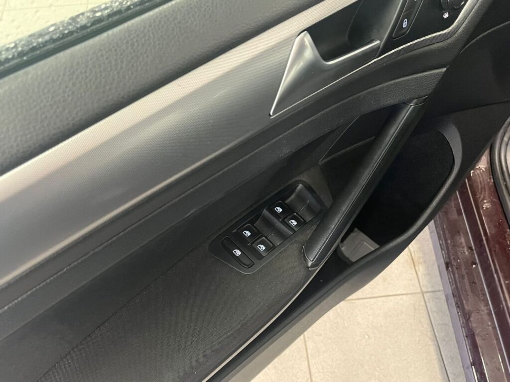 Volkswagen Golf 2017 Musta