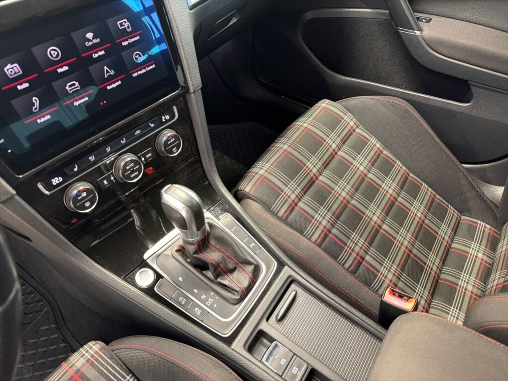 Volkswagen Golf 2018 Musta