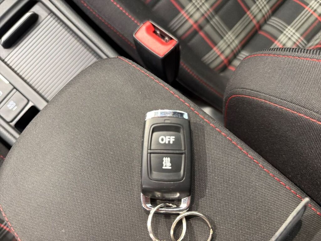 Volkswagen Golf 2018 Musta