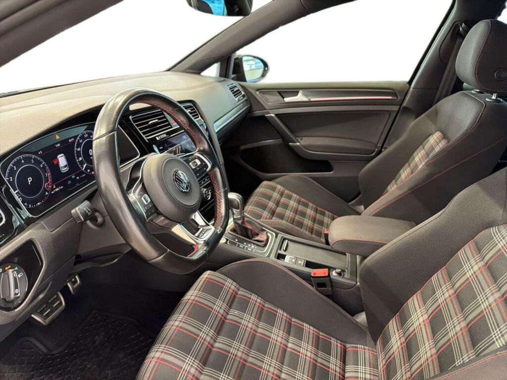 Volkswagen Golf 2018 Musta