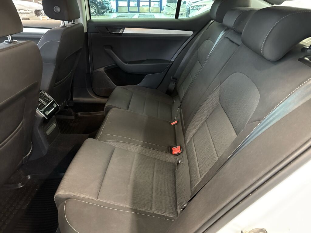 Skoda Superb 2017 Valkoinen