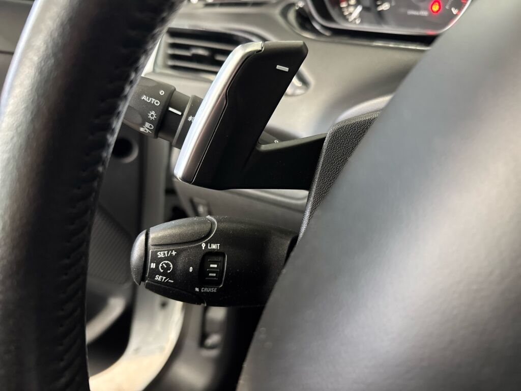 Peugeot 208 2018 Valkoinen