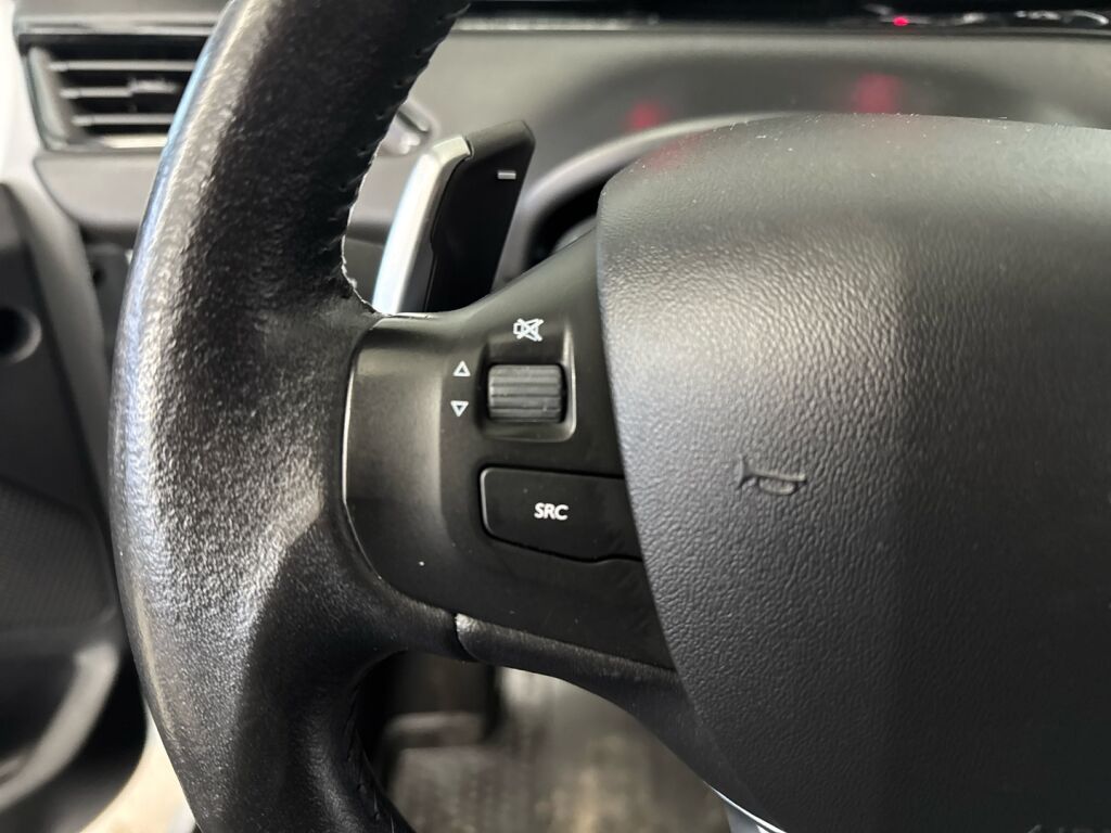 Peugeot 208 2018 Valkoinen