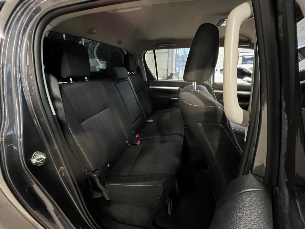 Toyota Hilux 2018 Met. Harmaa