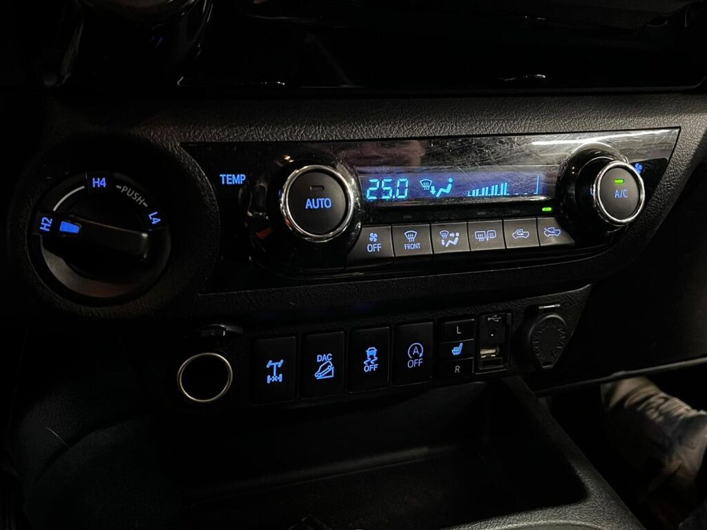 Toyota Hilux 2018 Met. Harmaa