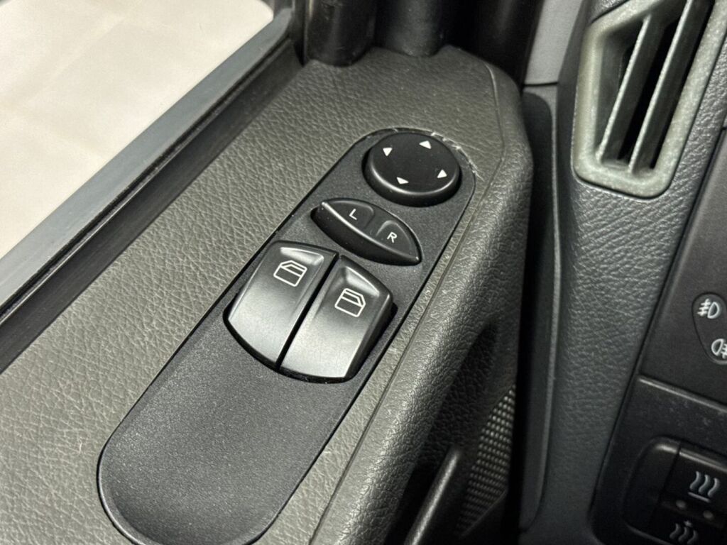 Mercedes-Benz Vito 2011 Musta