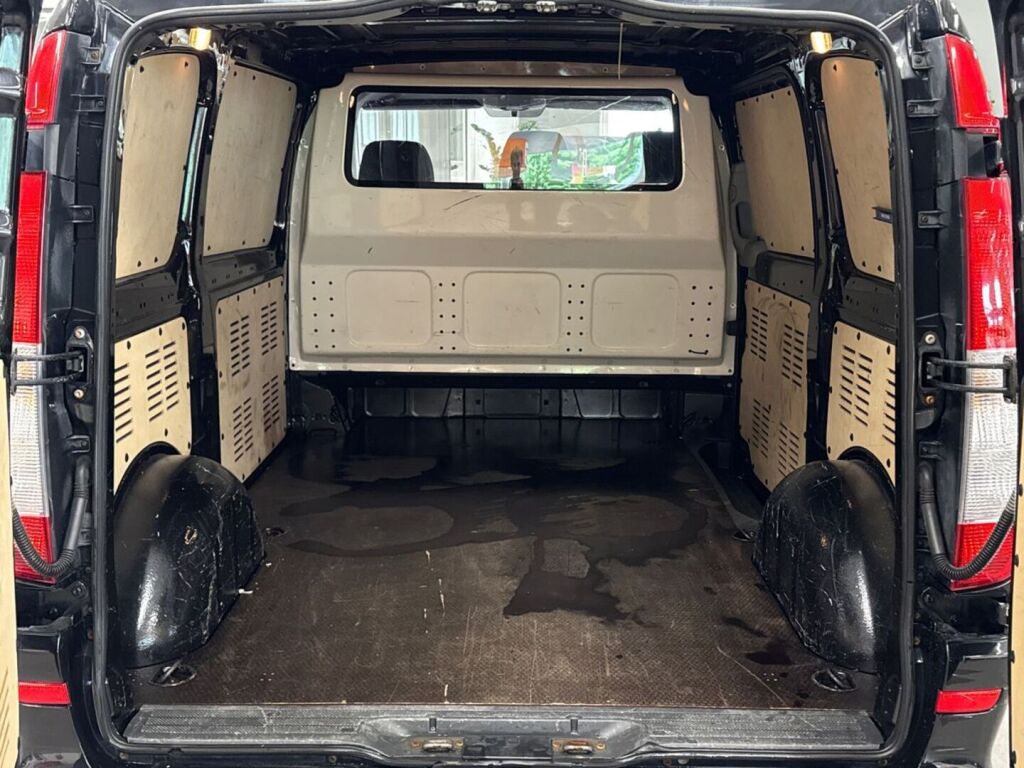 Mercedes-Benz Vito 2011 Musta