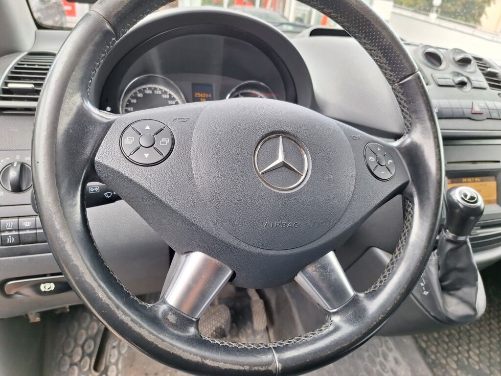 Mercedes-Benz Vito 2011 Musta