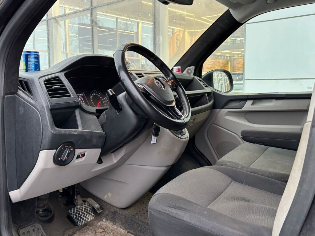 Volkswagen Transporter 2018 Musta