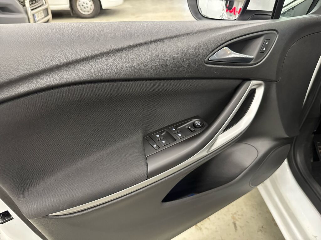 Opel Astra 2019 Valkoinen